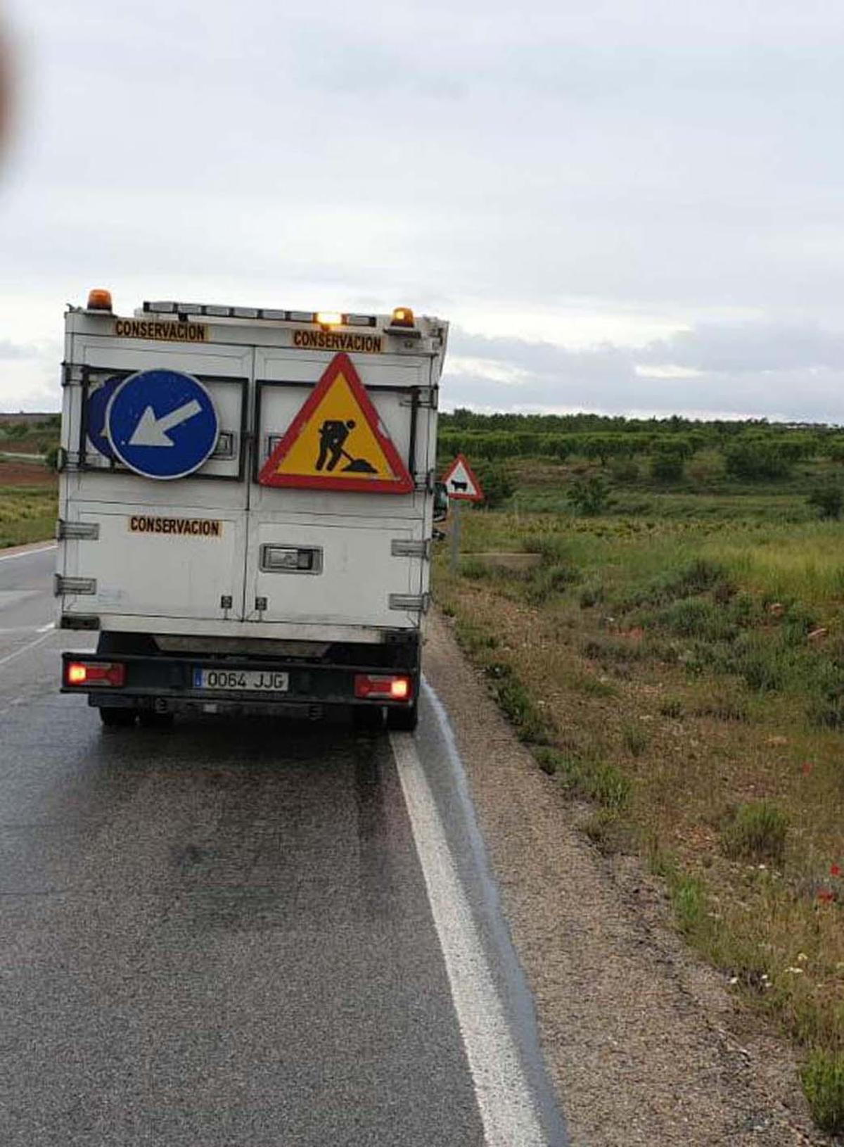 Efectivos de la Junta durante la aplicación de este sistema en una de las carreteras de la provincia.