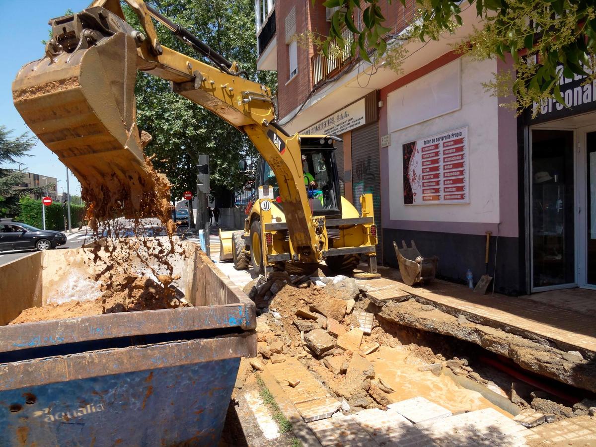 Una excavadora trabaja en el lugar del reventón