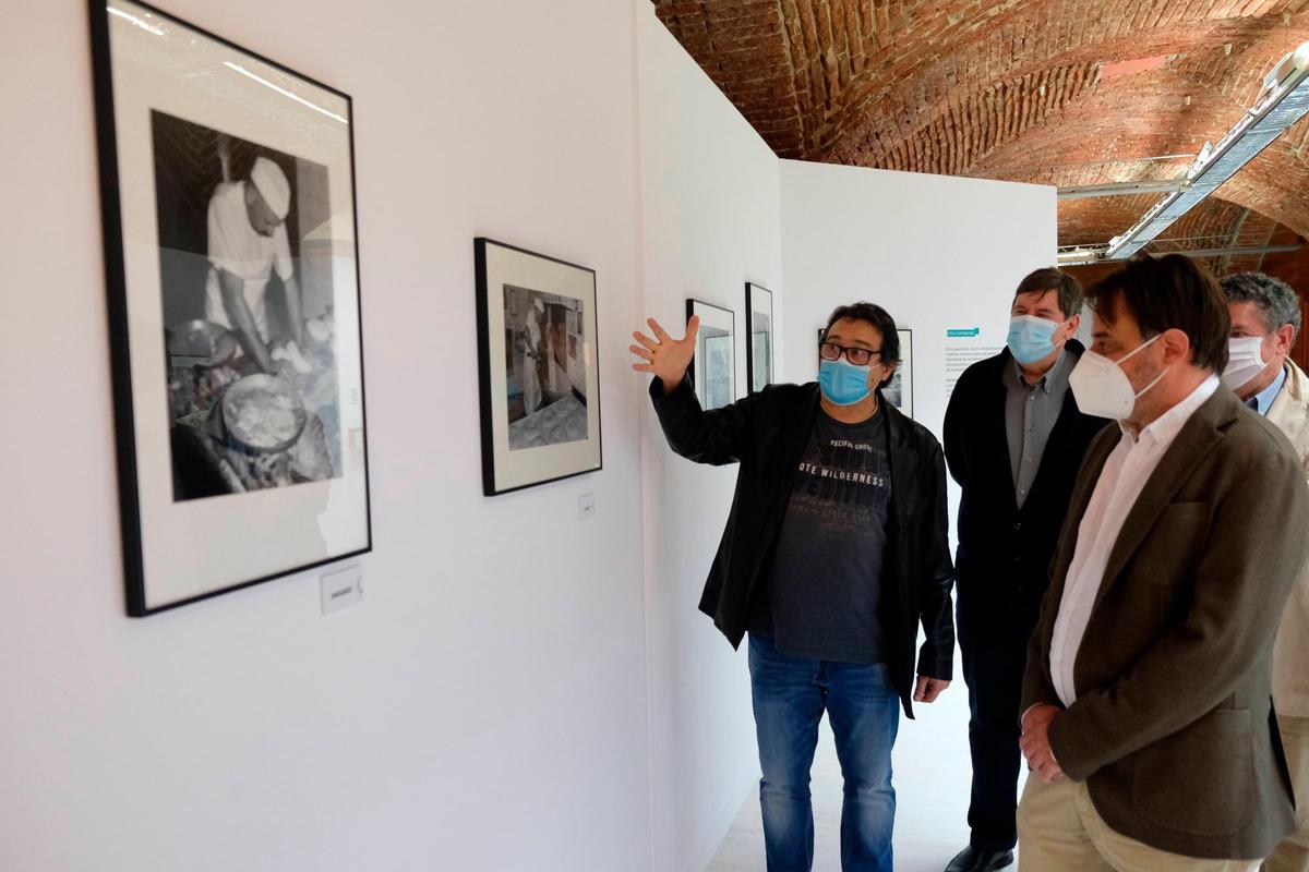 El fotógrafo Ángel Centeno, recorriendo la exposición con Miguel García Figuerola y Fernando Castaño.