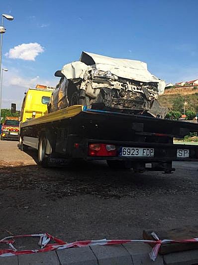 De este modo quedó el vehículo que se empotró en el almacén de Cabrerizos