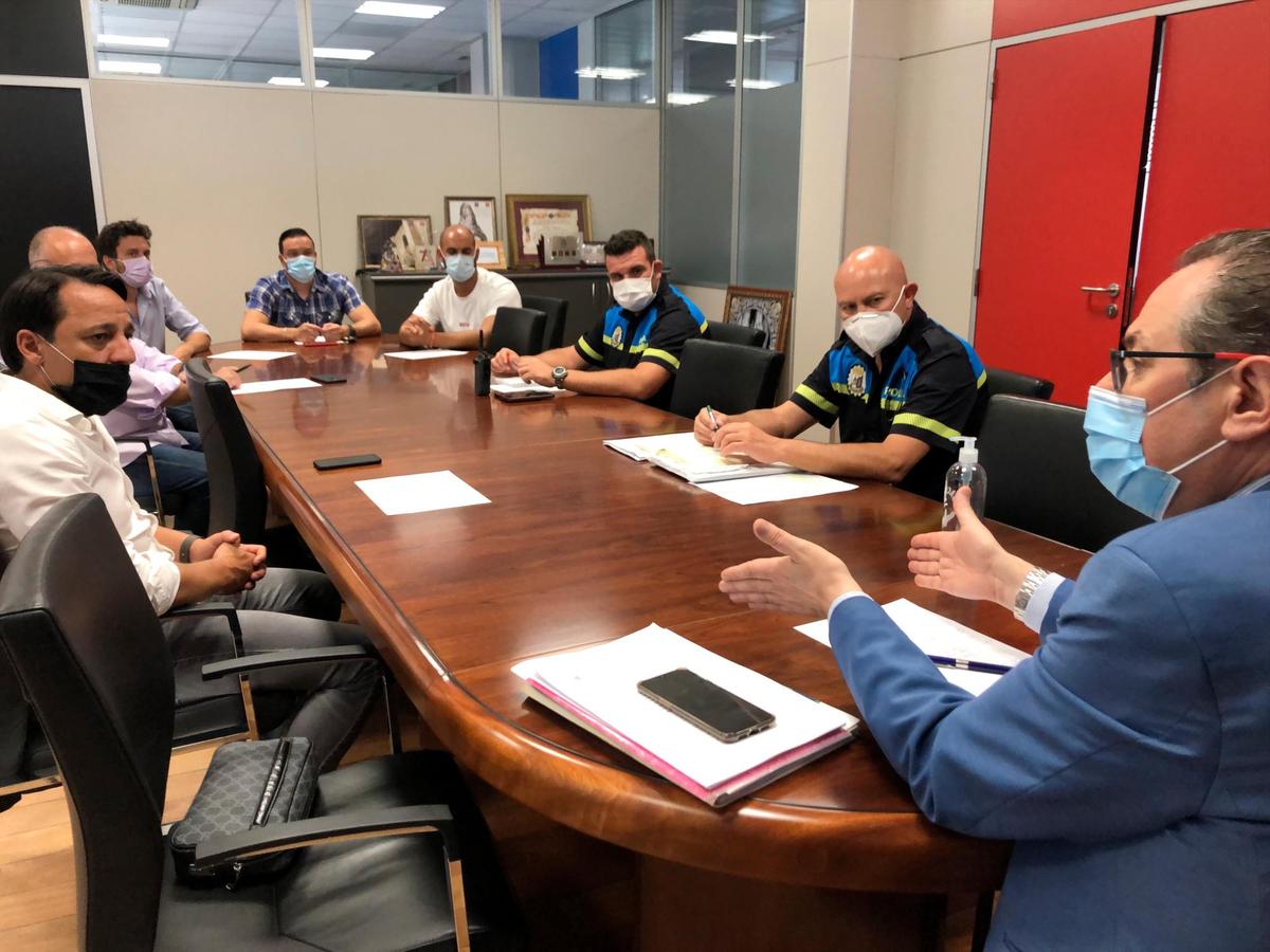 Reunión del concejal de Protección Ciudadana, Fernando Carabias, y representantes de la Policía Local con empresarios del ocio nocturno de Salamanca.