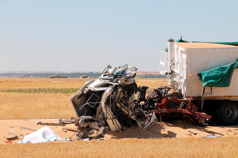 La cabina de uno de los camiones siniestrados, totalmente destrozado en el lugar del accidente.