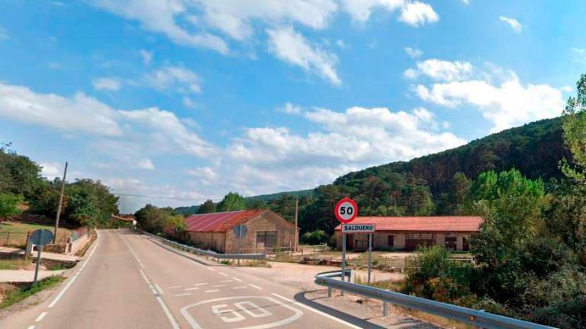 Entrada de la localidad de Salduero, lugar del brote de coronavirus producido en el campamento.