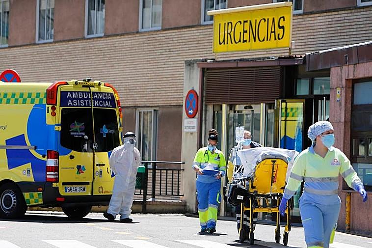 Traslado de un paciente por el servicio de Urgencias del Hospital Clínico
