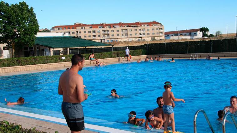 La piscina municipal de Villares es una de las instalaciones más utilizadas por los vecinos.