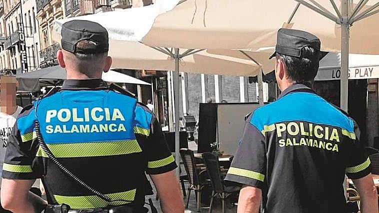 Dos policías locales patrullando a pie por el centro de Salamanca.