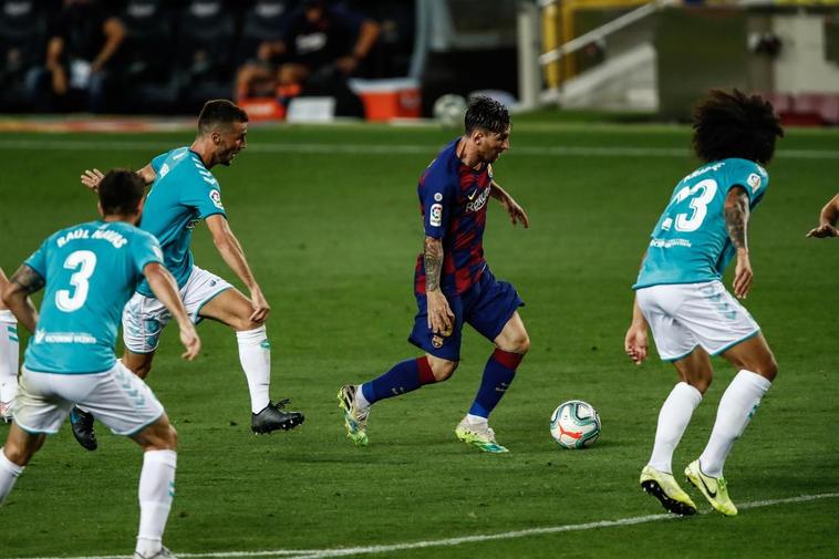 Messi rodeado de jugadores de Osasuna.