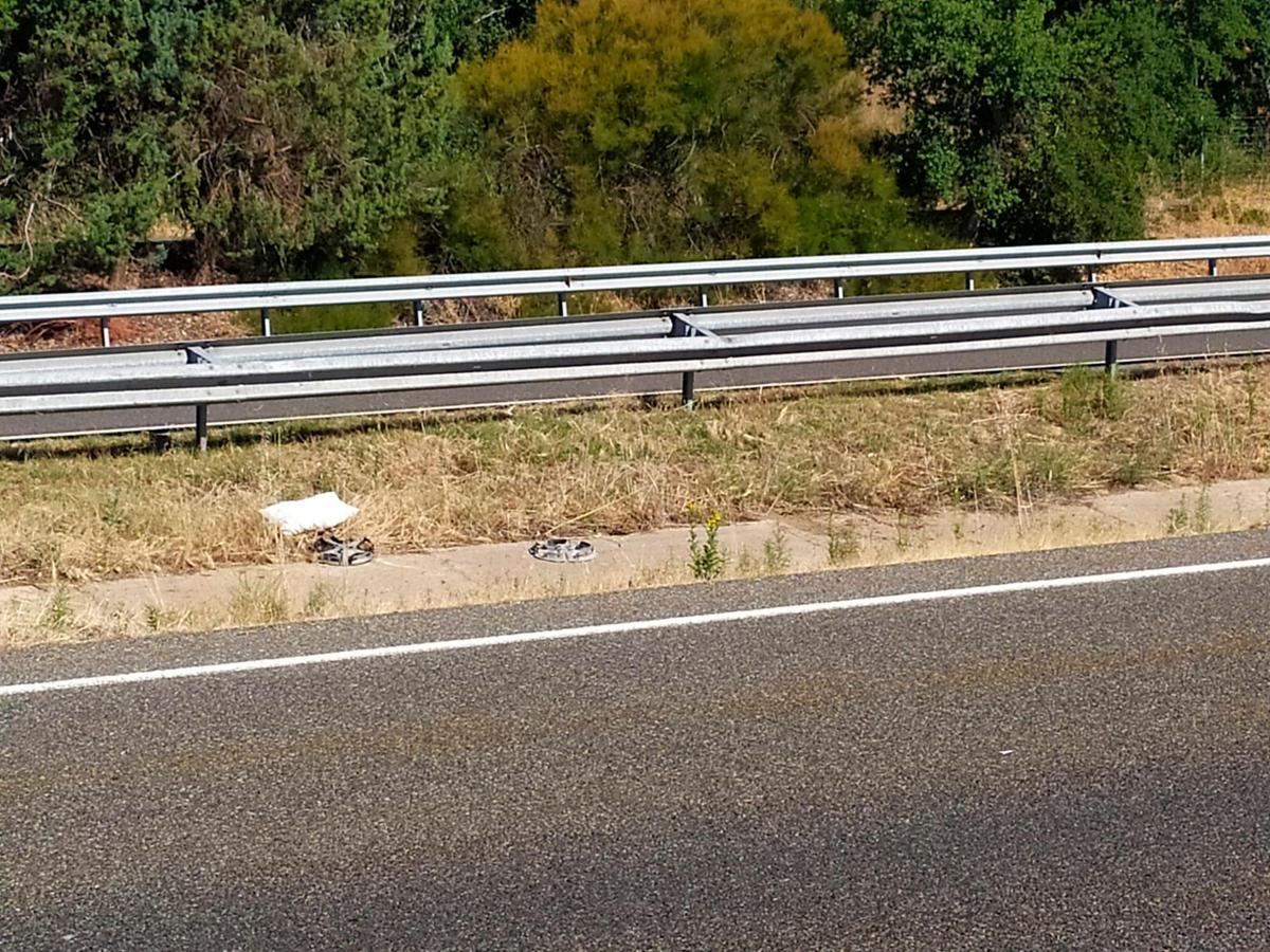 Cristales y piezas del vehículo accidentado en el lugar de los hechos.