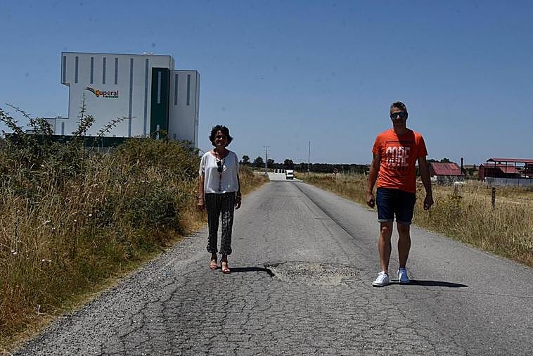 Luisa de Paz y José Antolín Alonso en el camino del polígono.