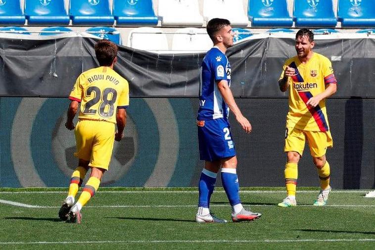 Messi agradece a Riqui Puig su asistencia en el 0-2 ante el Alavés.