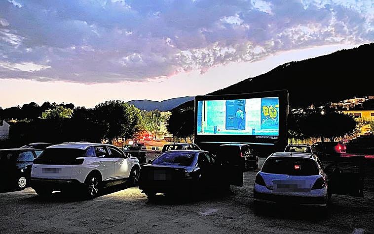 Una de las proyecciones de autocine que ha organizado la empresa Proyecfilm este verano.