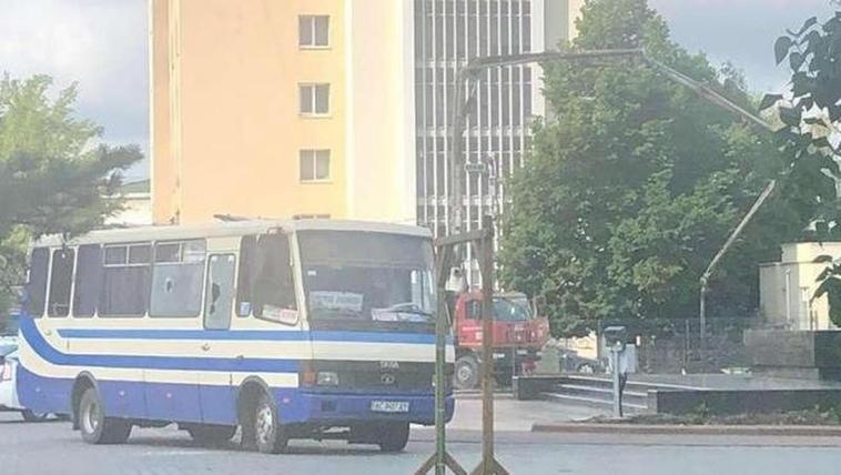 Un hombre con explosivos secuestra un autobús en Ucrania con unas 20 personas