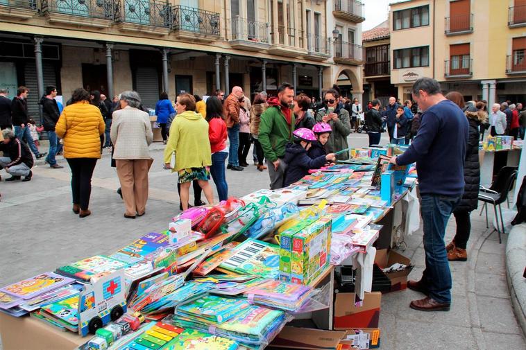 La animada feria del libro de Alba del pasado año se desarrolló en abril en la Plaza Mayor.