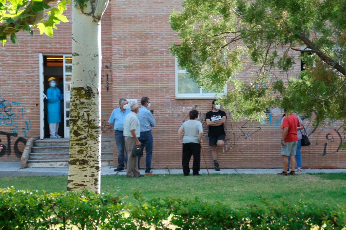 Personas aguardando su turno este jueves en el centro de salud de Peñaranda para someterse a la prueba PCR.