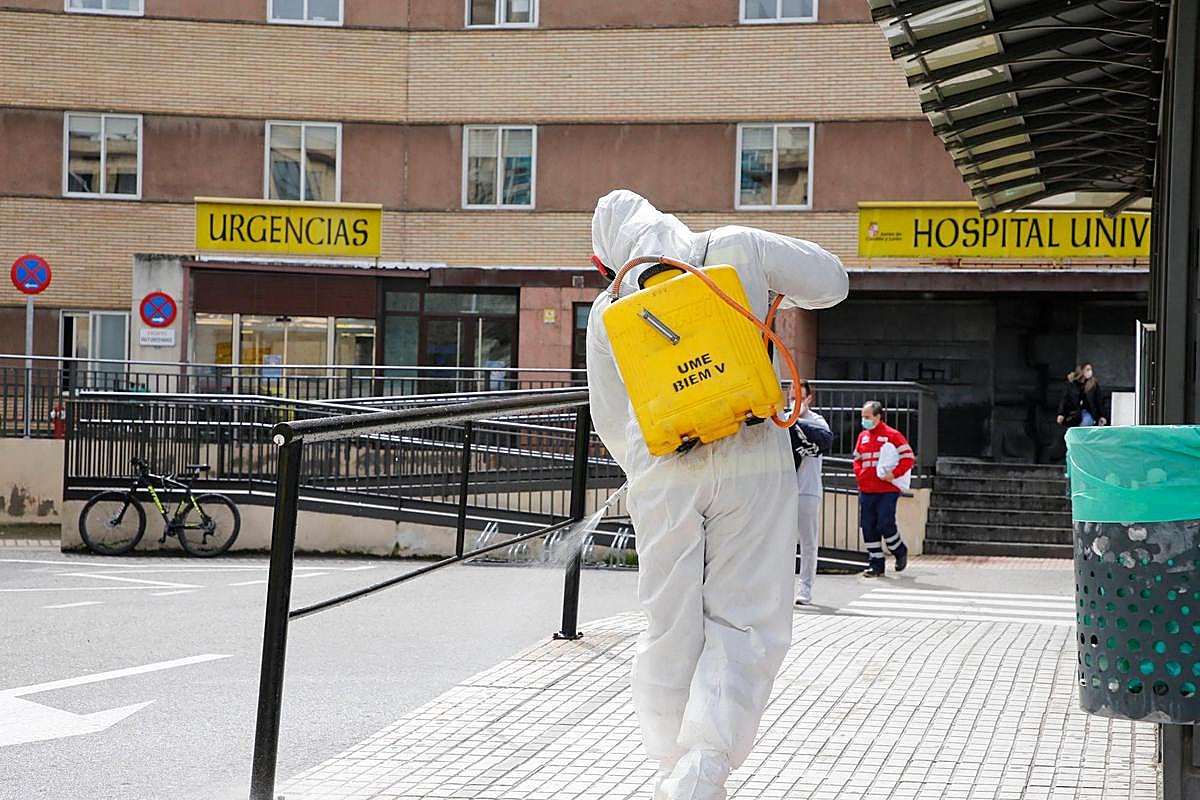Trabajos de desinfección en los exteriores del Hospital Clínico.