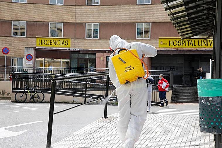 Trabajos de desinfección en los exteriores del Hospital Clínico.