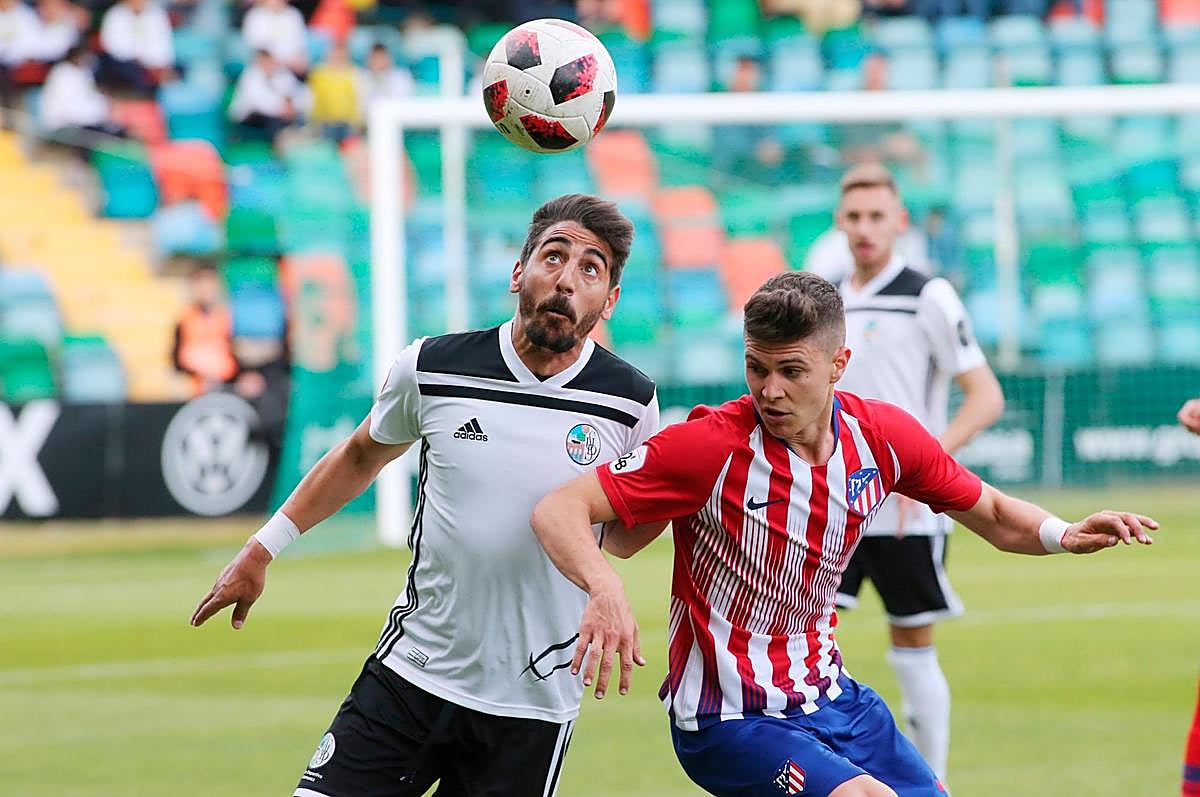 Javi Carpio, peleando el esférico en un encuentro de esta temporada en el Helmántico.