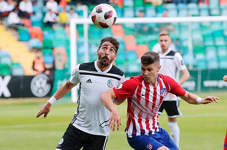 Javi Carpio, peleando el esférico en un encuentro de esta temporada en el Helmántico.