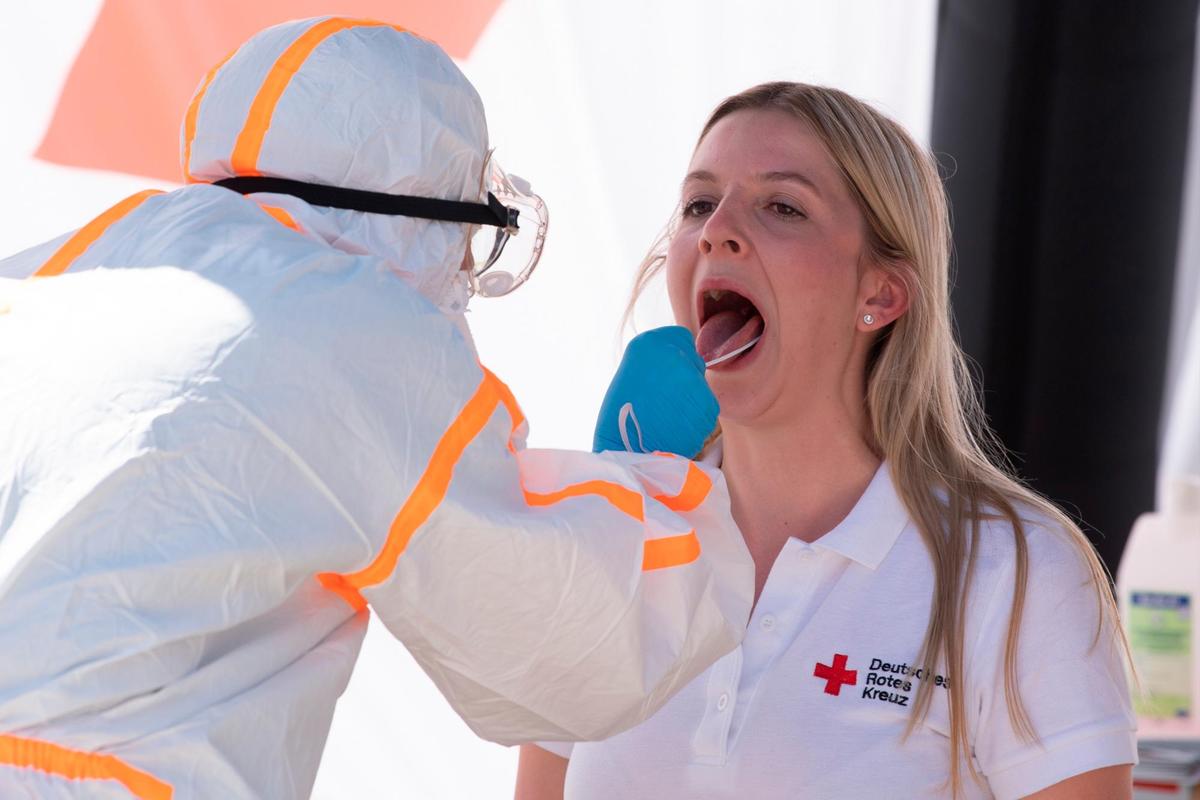 Una sanitaria alemana realizando una prueba de coronavirus