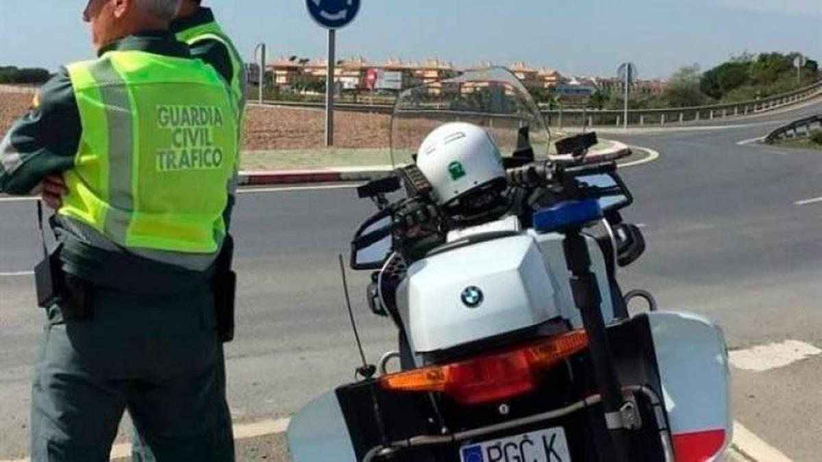 Un agente de Tráfico controlando una vía salmantina.