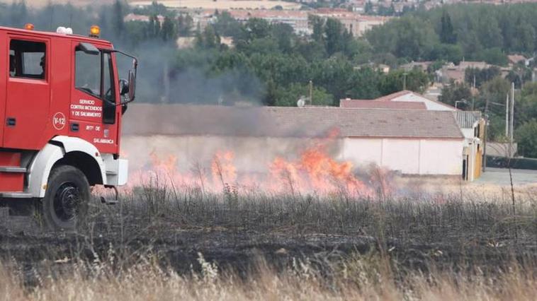 Un camión de bomberos en las labores de extinción de un fuego anterior.