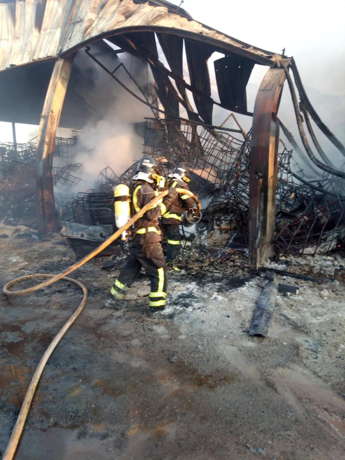 Bomberos, entre los que se encuentran los de Villares y Peñaranda, trabajando en la extinción del fuego. | BOMBEROS ÁVILA