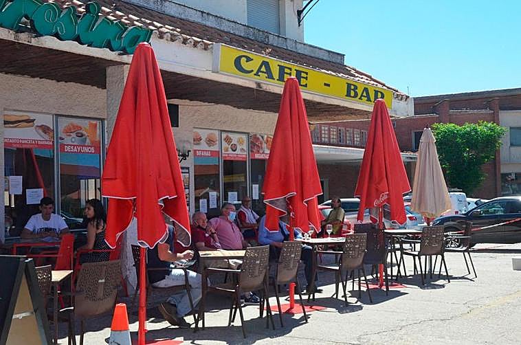 Terraza de una cafetería junto a la frontera en Fuentes de Oñoro.