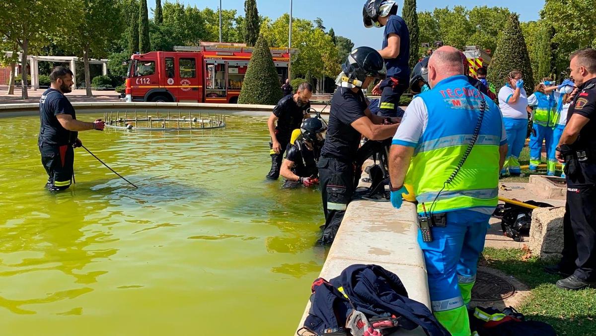 Bomberos de Móstoles y personal del SUMMA en el lugar del suceso