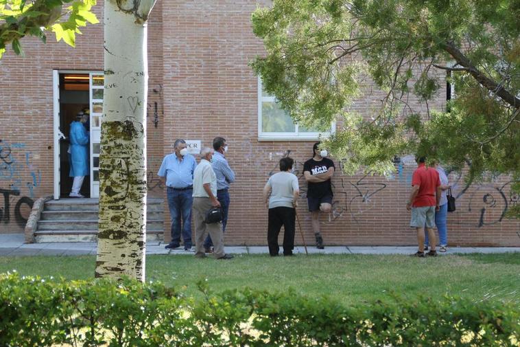 Personas a la espera de realizarse las pruebas PCR en el centro de salud de Peñaranda.