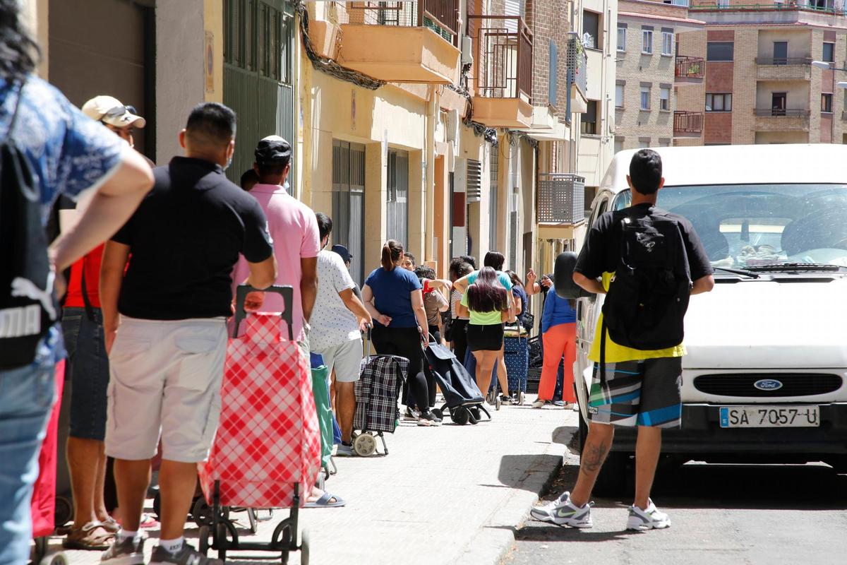 Colas para recoger alimentos en Salamanca, fruto de la crisis provocada por el coronavirus