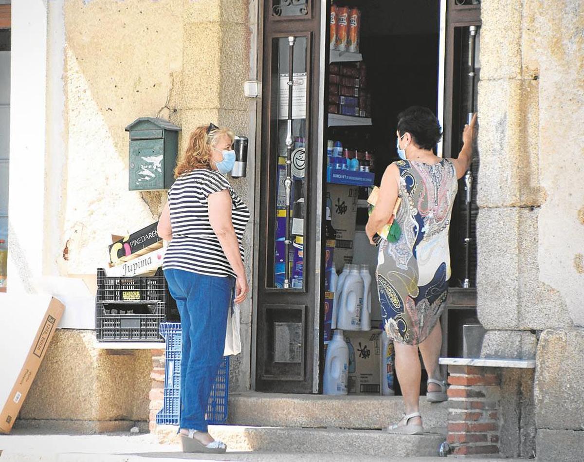 Dos vecinas esperan turno en un comercio de Masueco.