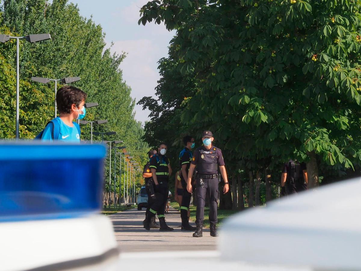 La Policía Nacional custodiando la piscina de La Aldehuela.