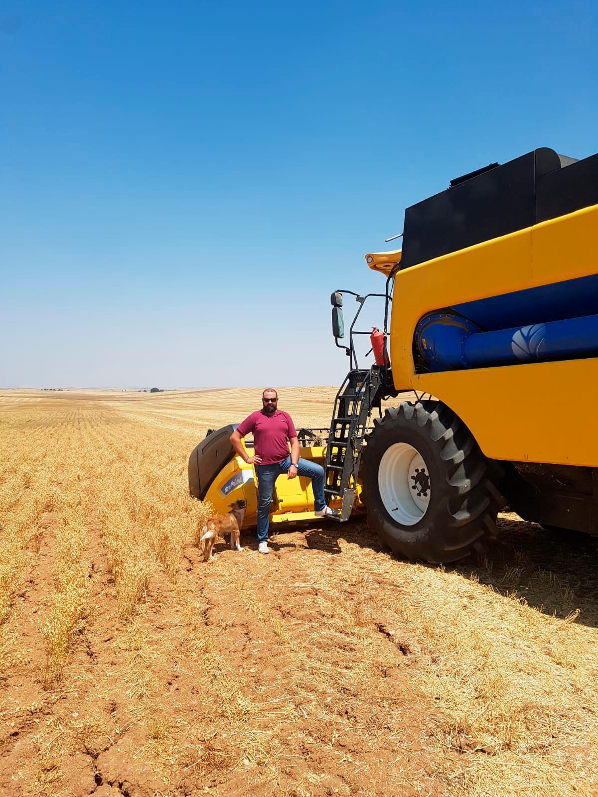 Miguel, con su cosechadora, cultiva en Pedrosillo de Alba y Aldeaseca de Alba.