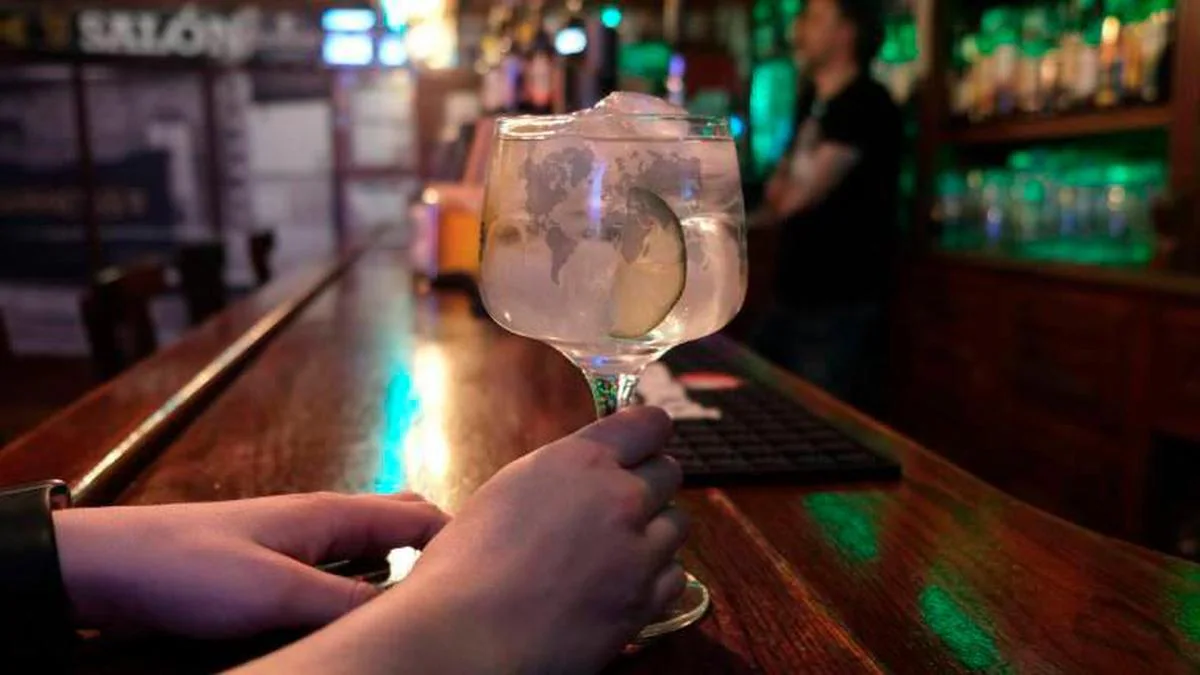 Un usario de un local de ocio nocturno tomando una copa.