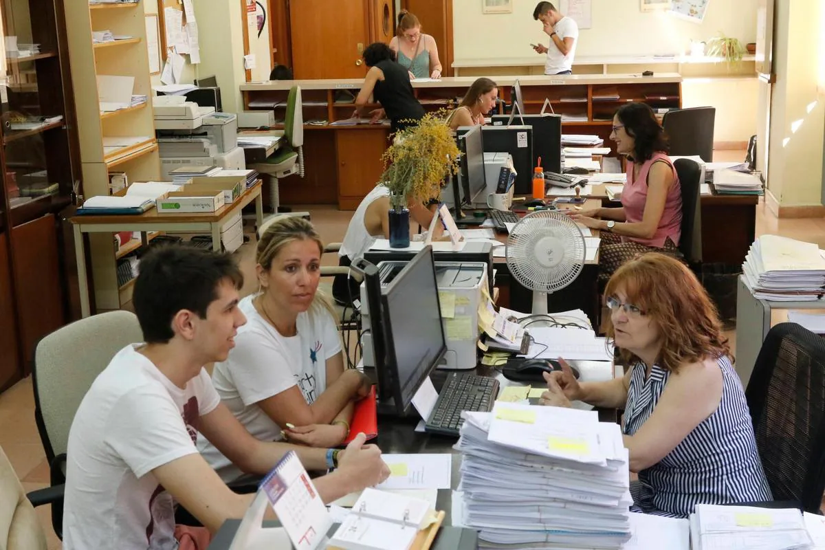 Alumnos matriculándose el pasado año en la Facultad de Medicina.