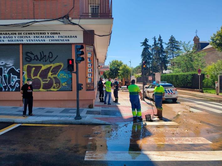 El reventón se ha producido en la confluencia de la avenida de los Maristas con la calle La Alberca