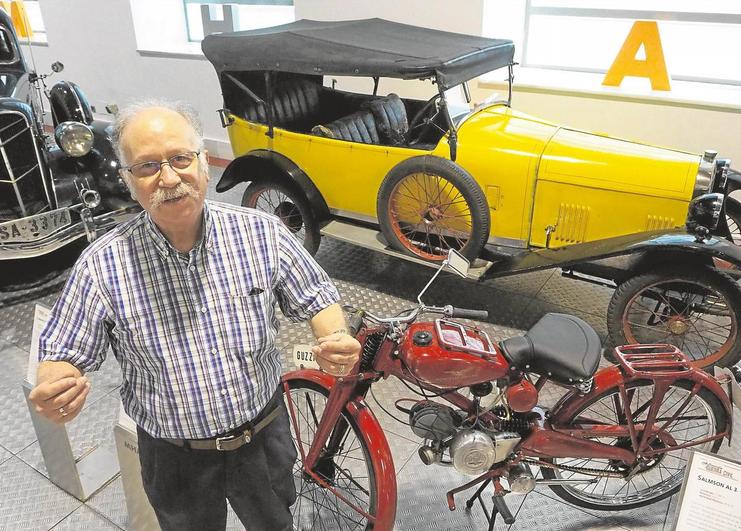 Rodríguez Argüeso ante su Guzzi 65 y el coche Salmson de 1924 que fue emparedado para evitar su requisa.