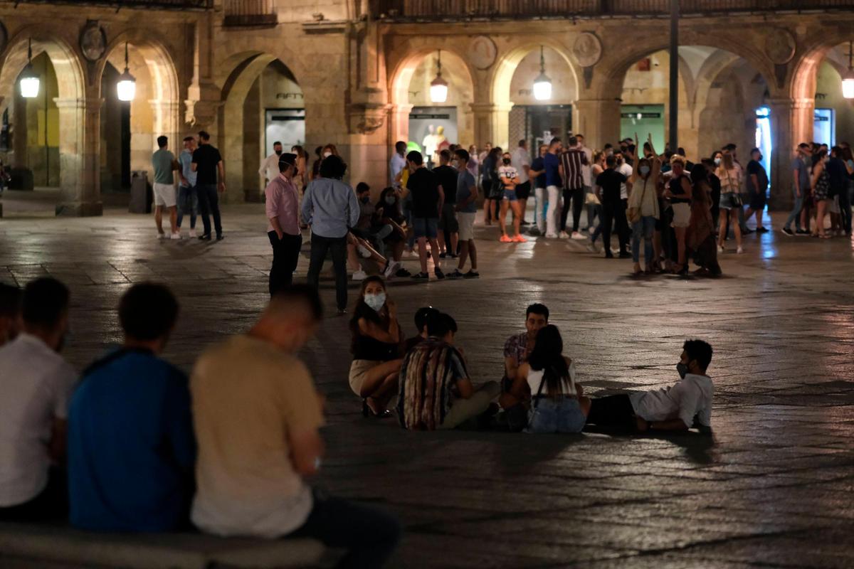 Imagen de la concentración de público a las 2 en la Plaza Mayor en contra del “toque de queda”.