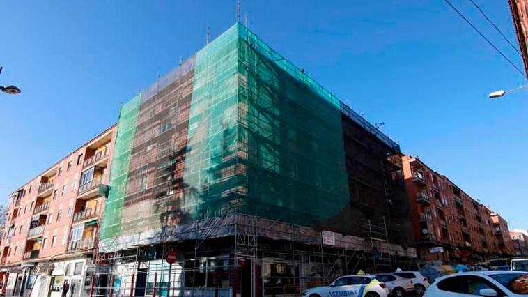 Rehabilitación de la fachada de un edificio de la ciudad.