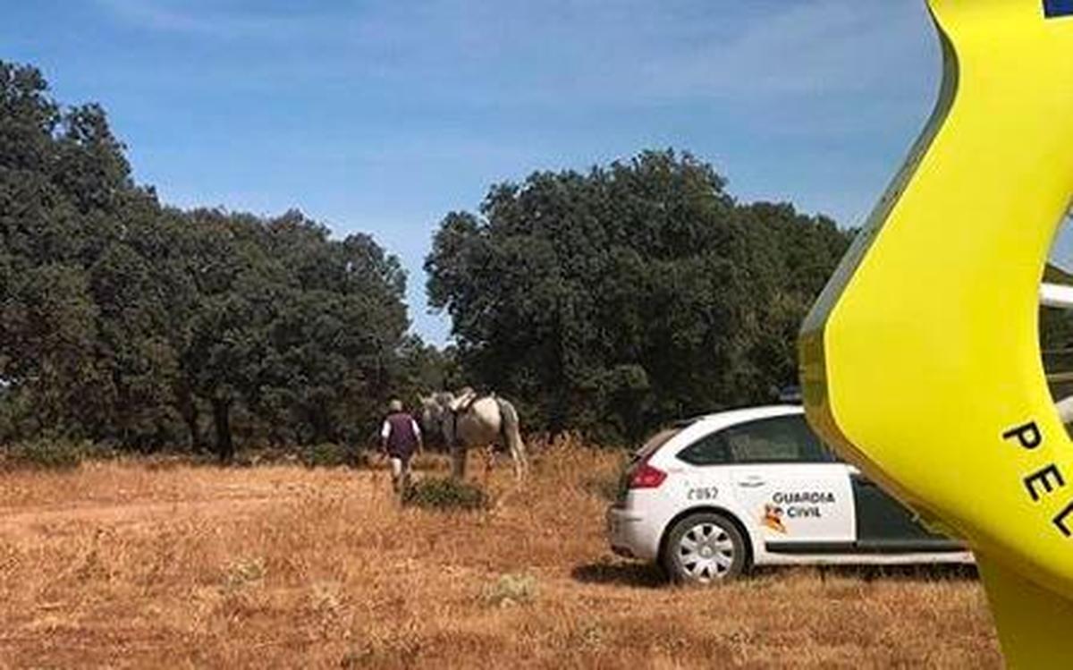 Imagen del helicóptero y la Guardia Civil en el lugar.