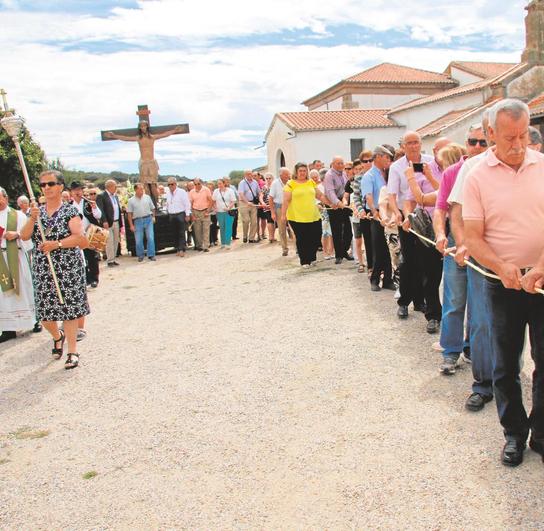 Procesión del año pasado con los cofrades tirando de la cuerda.