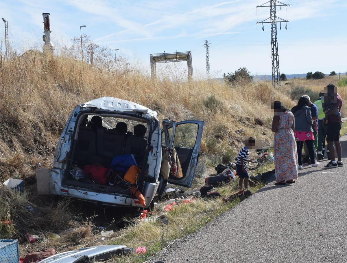 Varios de los afectados por el brote de la furgoneta de Ciudad Rodrigo tras el accidente.