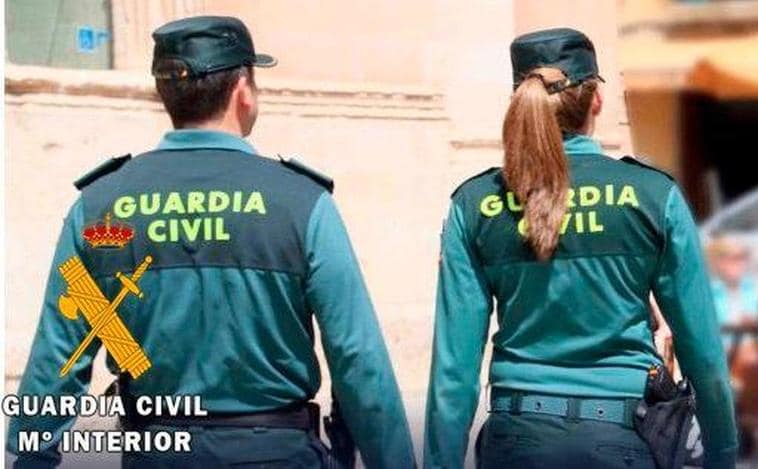 Dos agentes de la Guardia Civil.