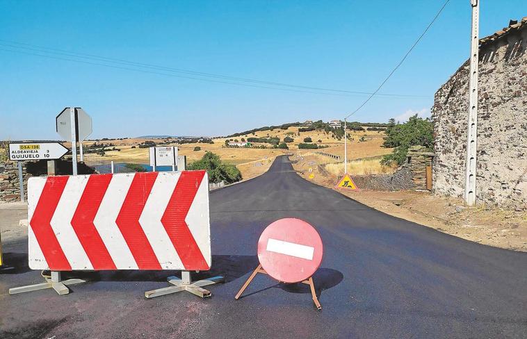 La carretera de Aldeavieja a Salvatierra abrirá en el plazo previsto pese al estado de alarma