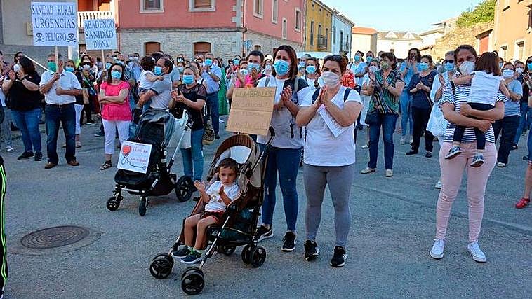 Concentración el pasado junio en Lumbrales pidiendo mejoras en la sanidad rural del Abadengo