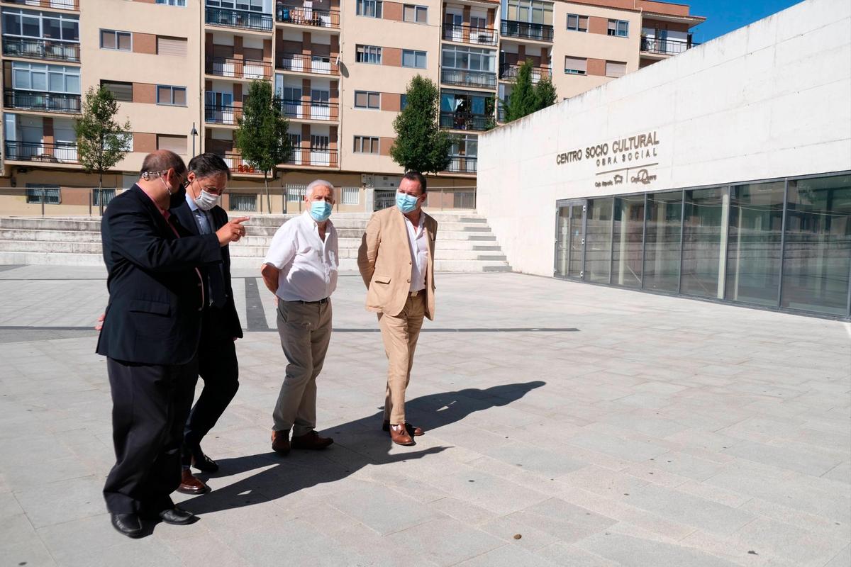 El alcalde y responsables de FUNDOS, en el centro sociocultural de la plaza de Trujillo