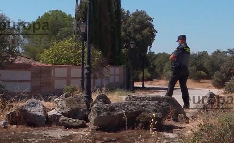 Un Guardia Civil en el lugar delos hechos.