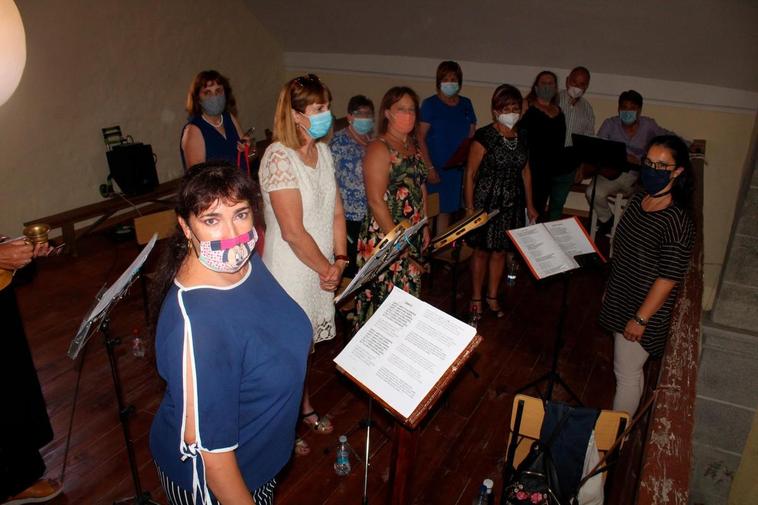 El coro El Encinar cantó ayer en honor a Santo Domingo.