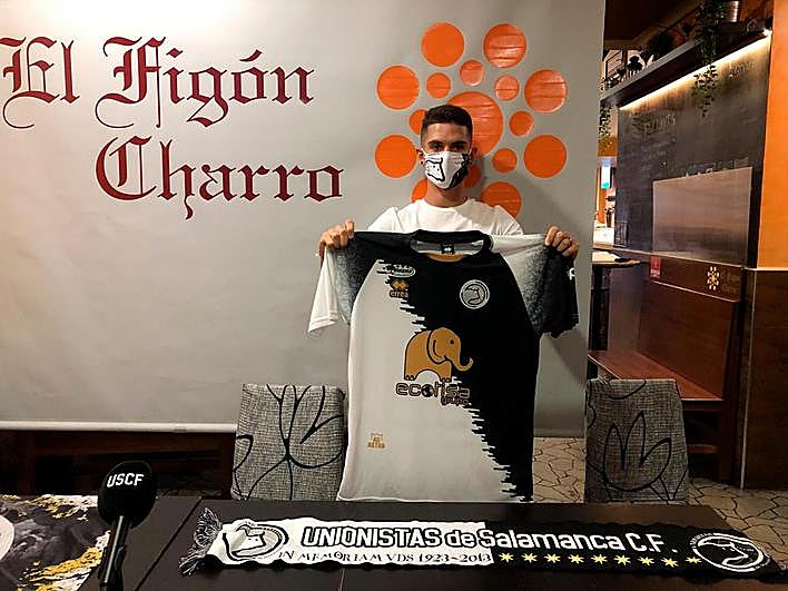 Josué posa con su nueva camiseta.
