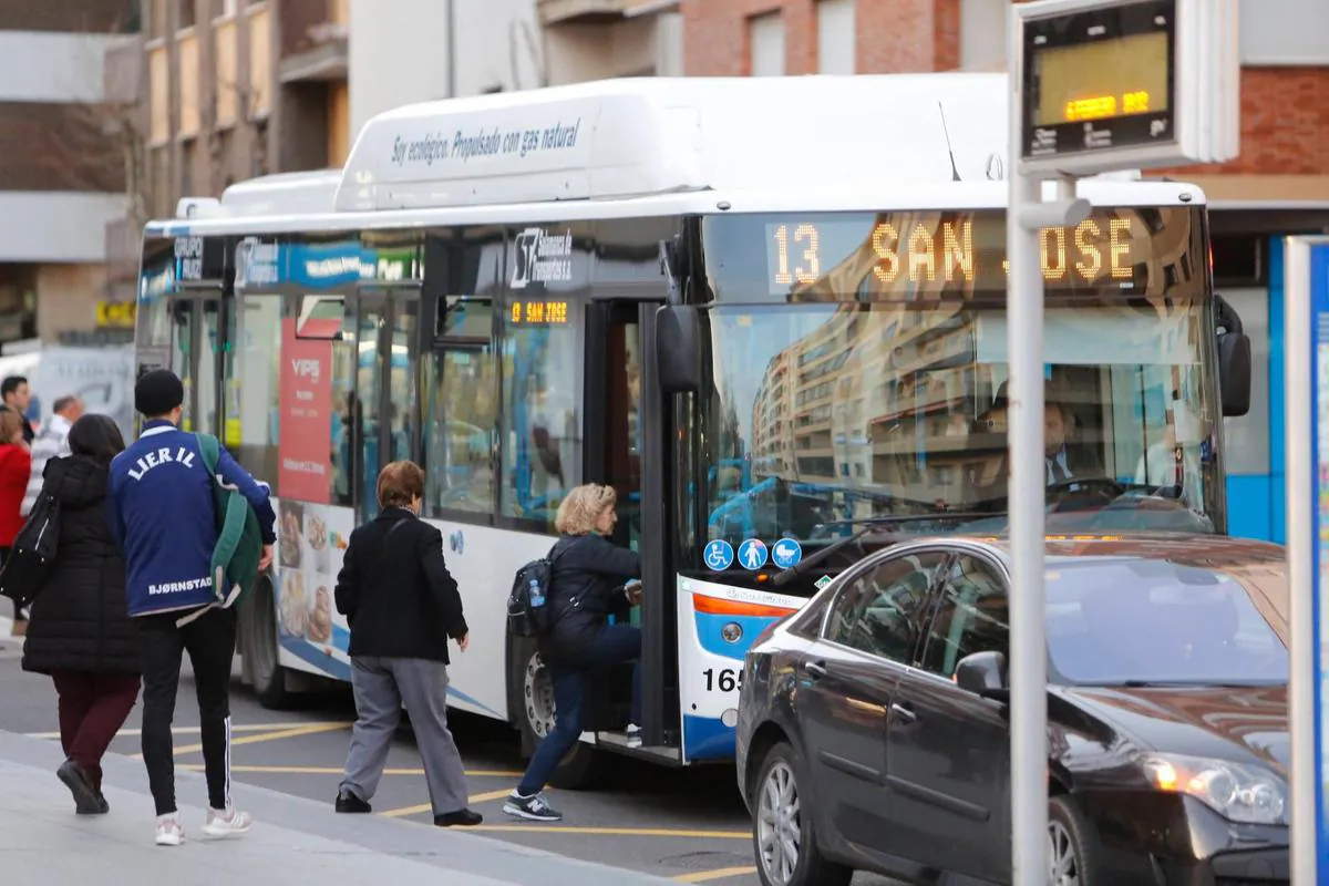 Usuarios suben a un autobús de la línea 13 con destino al barrio de San José
